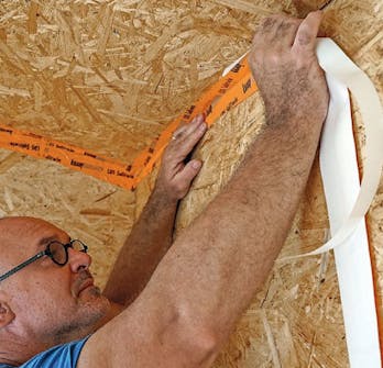 Isoleret anneks: Tætning omkring plader i isoleret anneks Isoleret anneks: Tætning med tape omkring plader i isoleret anneks